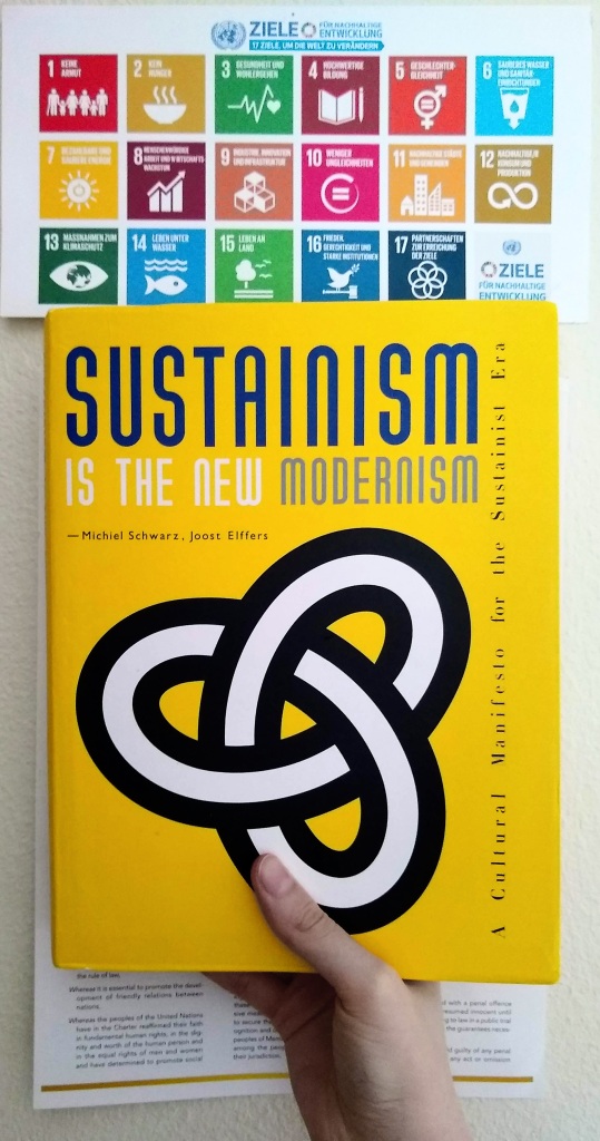 Photo du livre Sustainism is the new modernism avec les Objectifs du Développement Durable derrière