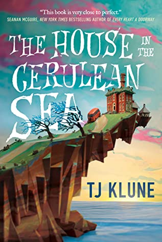 Couverture de The House in the Cerulean Sea. Elle est dessinée avec un chemin sur une falaise qui s'avance sur la mer que l'on aperçoit en dessous et sur le bout de terre se trouve un manoir avec un combi rouge devant